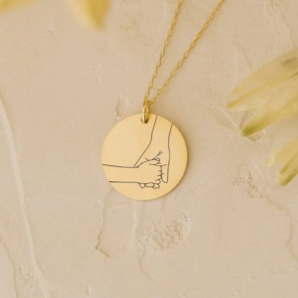 Barn holder mors hånd