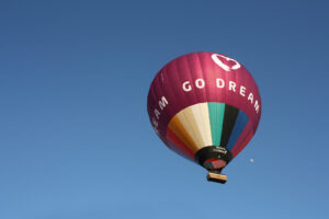 Go Dream FLYV I LUFTBALLON - 2 PERSONER- Oplevelsesgaver ADVENTURE - At flyve i en varmluftballon er en anderledes og uforglemmelig oplevelse. Det er