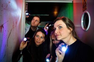 Go Dream LOCKED ESCAPE ROOM FOR GRUPPE- Oplevelsesgaver ENTERTAINMENT - Klokken tæller ned fra 60 minutter, zombierne kommer tættere, men der er lås