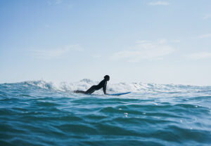 Go Dream SURFLEKTION FOR 1 HOS COLD HAWAII SURF CAMP- Oplevelsesgaver ADVENTURE - Mor og Vahine hos Cold Hawaii Surf Camp, inviterer dig til at opleve