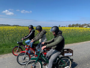 Go Dream UD I DET BLÅ MED PUCH MAXI- Oplevelsesgaver ADVENTURE - Puchtours i Jægerspris tilbyder spændende udlejning af Puch Maxi knallerter for