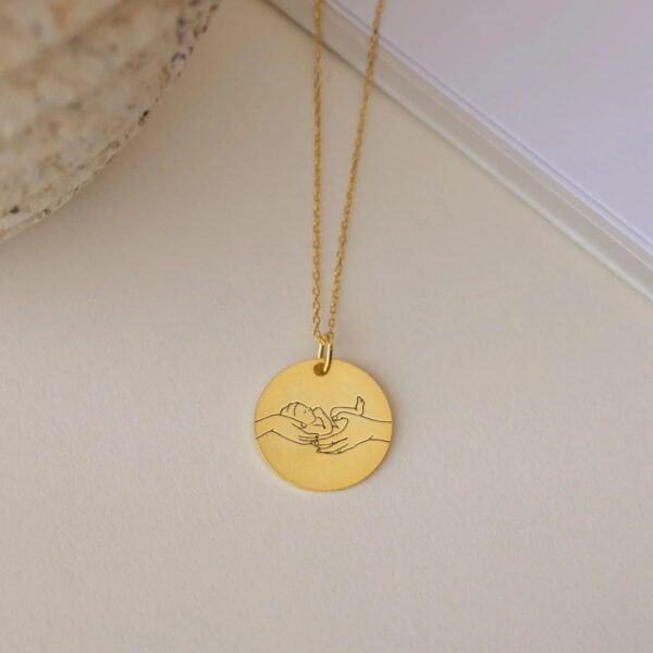 Hænder som holder den nyfødte