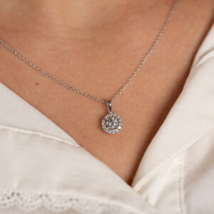 ROUND HALO DIAMOND PENDANT - 0.5ct - WG - Vedhæng - Sisi Copenhagen
