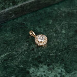 ROUND HALO DIAMOND PENDANT - 0.66ct - YG - Vedhæng - Sisi Copenhagen