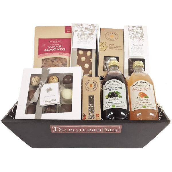 Gavekurv - økologisk gave med fyldte chokolader, lemonade og nødder