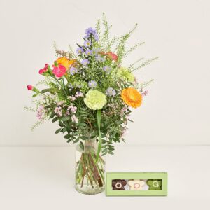 Den yndige til mor med marcipanblomster