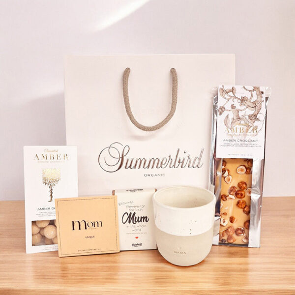 Gavepose til Mors dag med Summerbird Amber-chokolade og en 'Mama' kaffekop