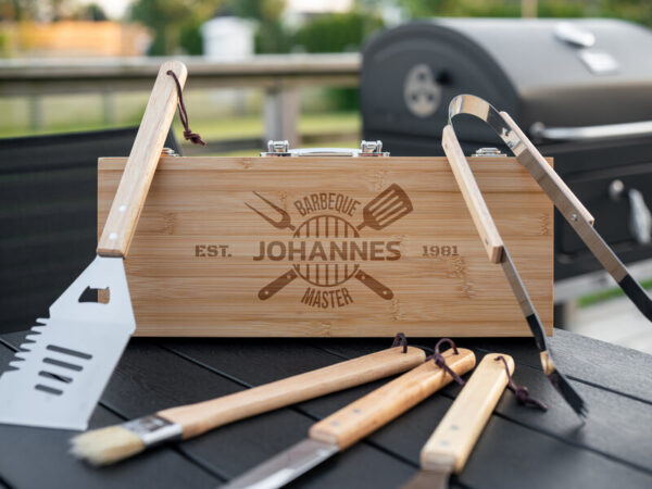 Grillværktøj i Trækasse med Gravering - 5 Dele