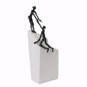 Bronzefigur Sammen er vi stærkere, 25 cm. Gaveide 1995,- kr. Gave kollega, chef, reception, jubilæum.