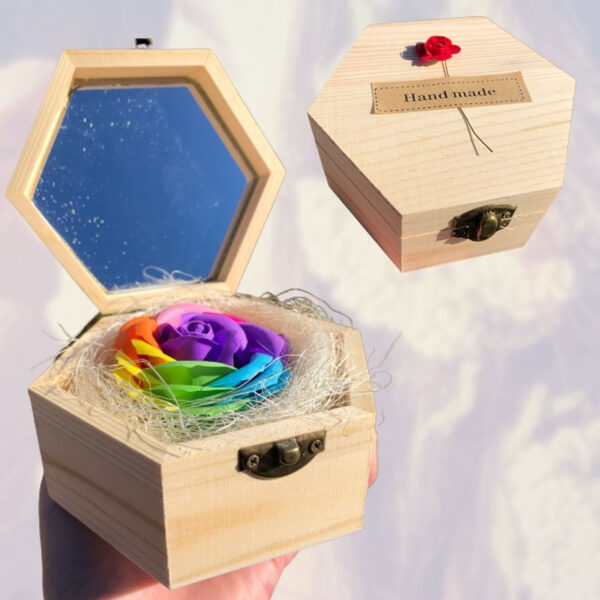 Trææske med regnbuerose