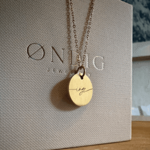 Halskæde med dit navn i skråskift