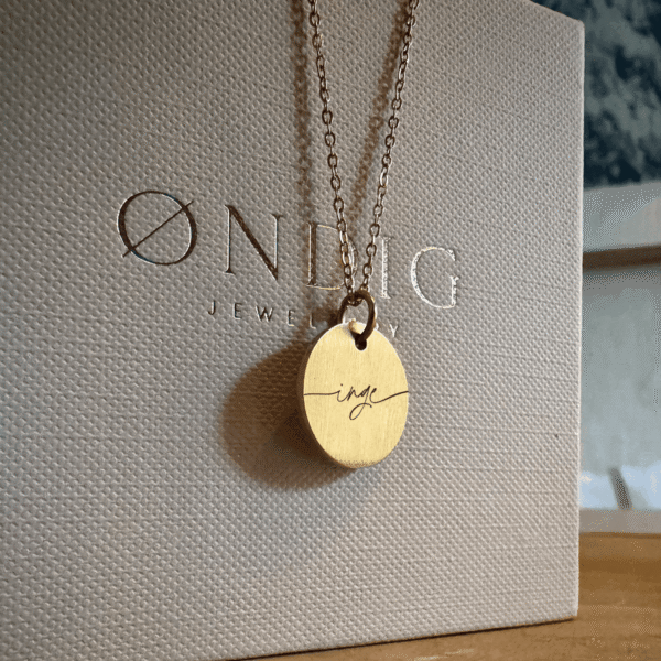 Halskæde med dit navn i skråskift